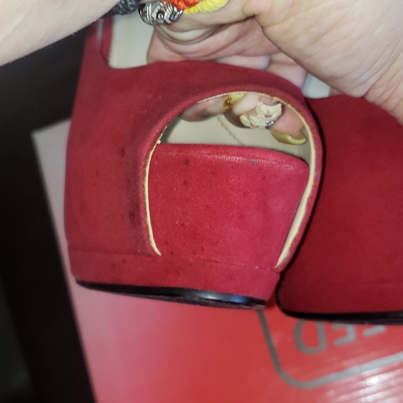 Red high heels - Picture 3 of 6